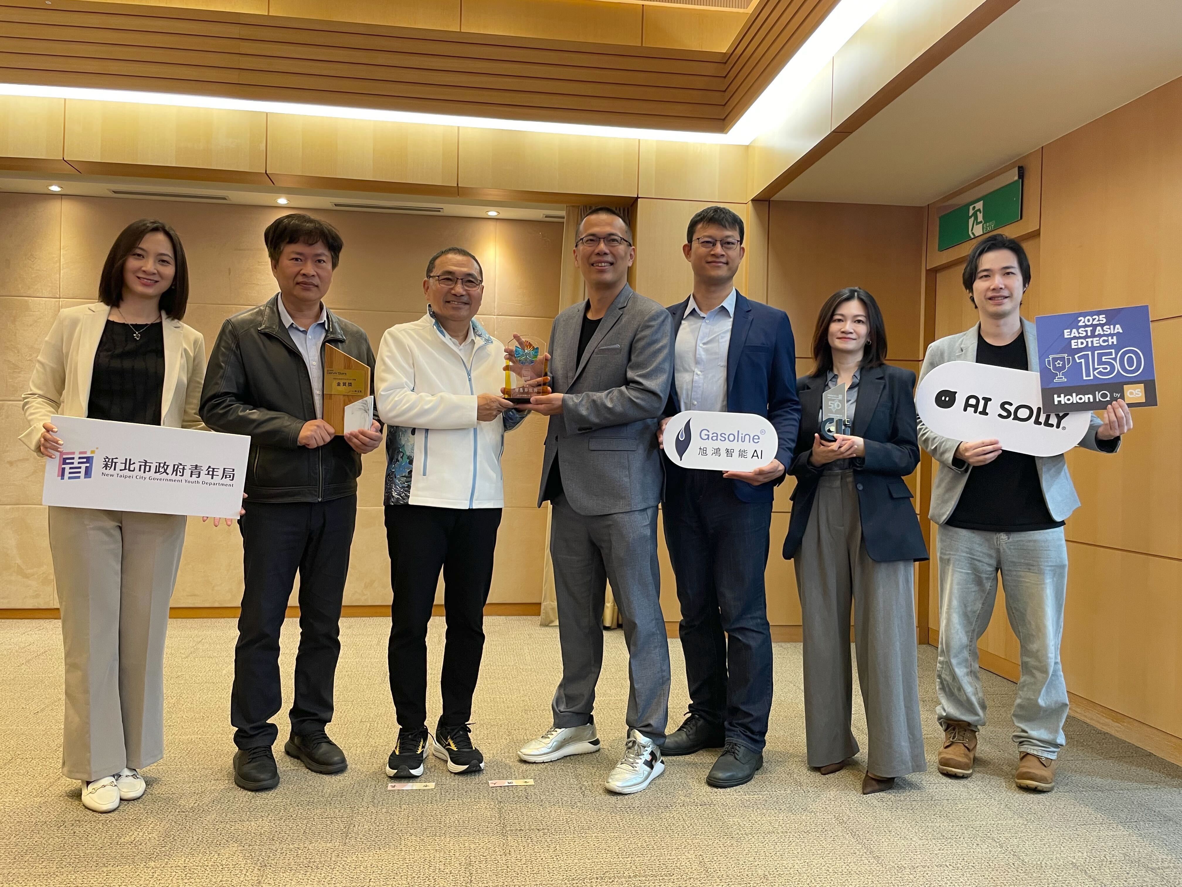 新北青創基地成績亮眼。今市政會議上由新北市青年局長邱兆梅率隊向侯市長獻獎，展現3組新北新創團隊的創新實力。