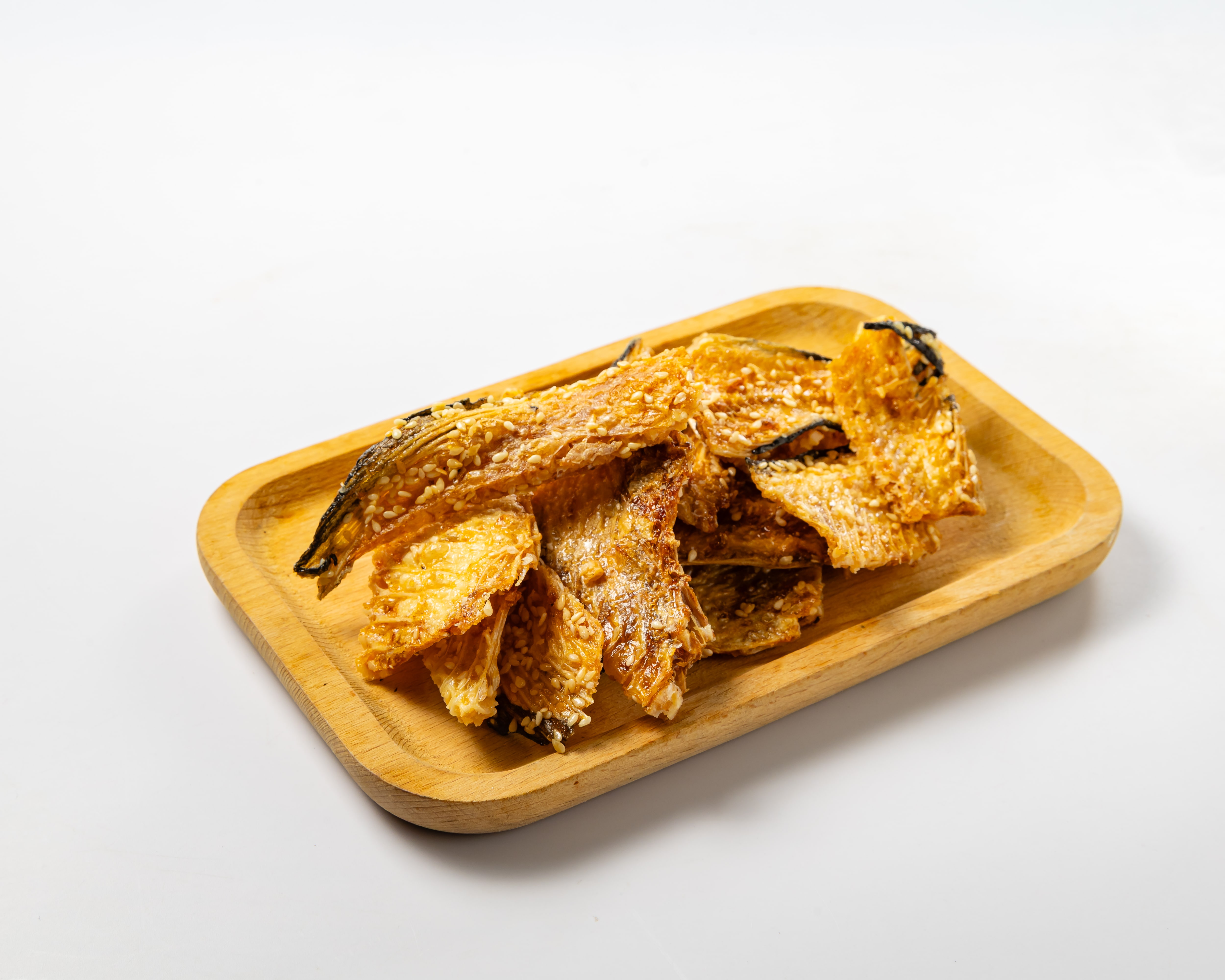 木盤上的香酥魚骨片